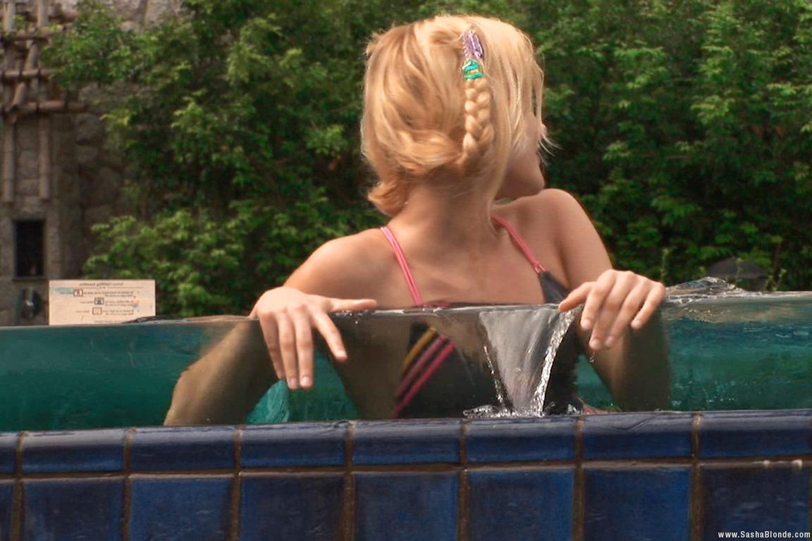 Bilder von Teen Sasha Blonde geht schwimmen
 #59935289