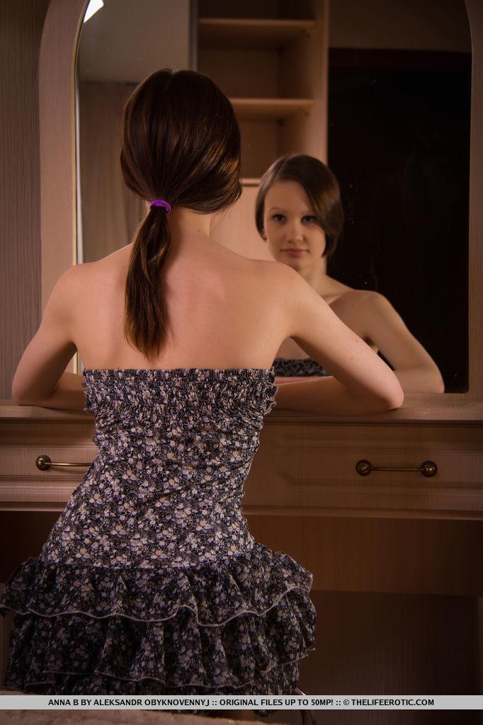 ブルネットの女の子anna bは彼女のドレスを脱いで、彼女のタイトなウェットマンコを示しています。
 #53239276
