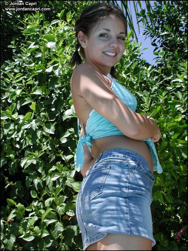 Jordan al aire libre despojándose de sus pantalones cortos
 #55626765