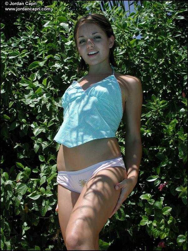 Jordan al aire libre despojándose de sus pantalones cortos
 #55626907