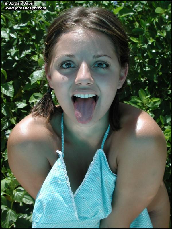 Jordan al aire libre despojándose de sus pantalones cortos
 #55626980