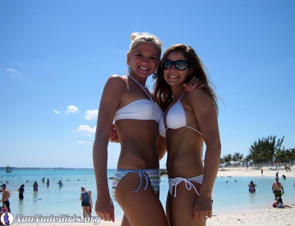 Immagini di ragazze giovani guardando caldo in bikini
 #60682142