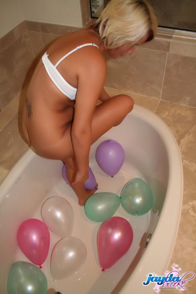Pictures of teen Jayda Brook playing with balloons #55164026