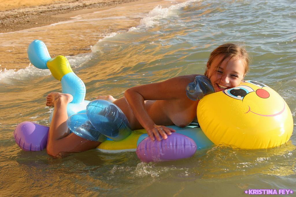 Fotos de kristina fey divirtiendose desnuda en la playa
 #58777092