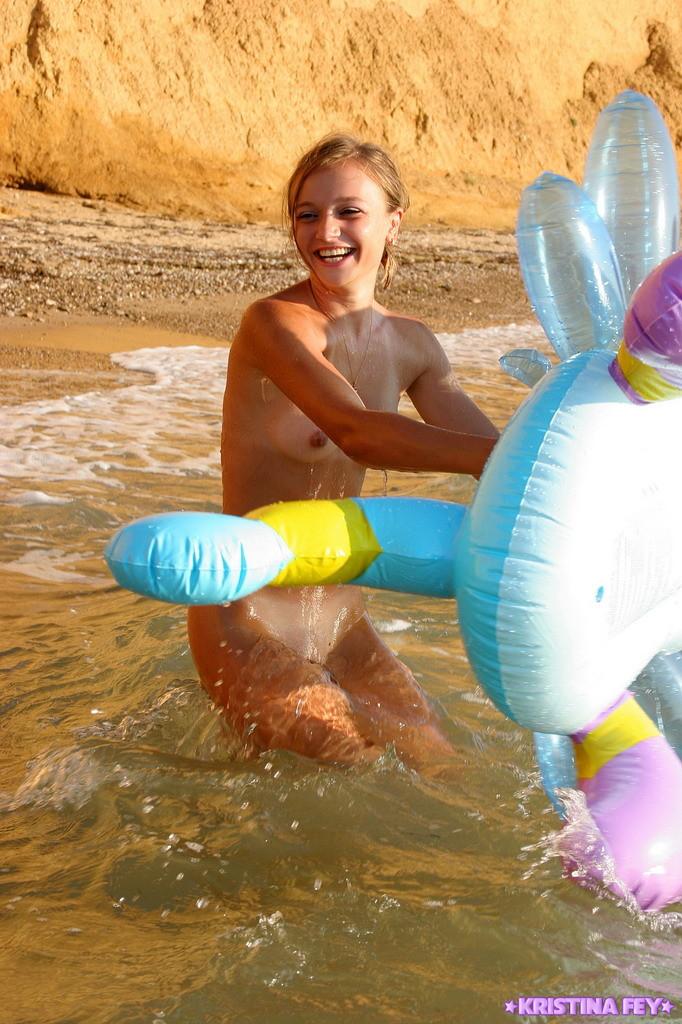 Fotos de kristina fey divirtiendose desnuda en la playa
 #58777178