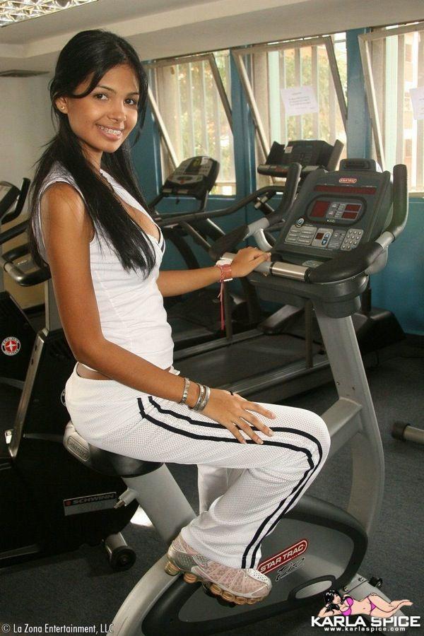Bilder von Teenie-Star Karla Spice, die heiß wird, während sie trainiert
 #58028751