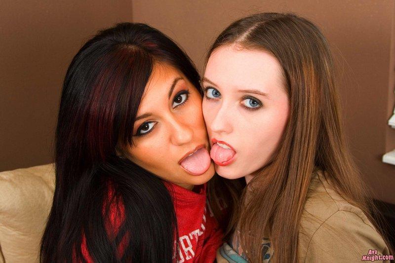 Bilder von Teenie-Pornomädchen Ava Knight beim heißen lesbischen Sex mit Raven Riley
 #53383092