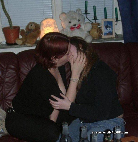 Bilder von knisternd heißen lesbischen Amateur-Freundinnen, die sich in der Öffentlichkeit küssen
 #60648187