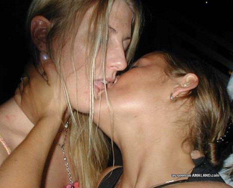 Bilder von knisternd heißen lesbischen Amateur-Freundinnen, die sich in der Öffentlichkeit küssen
 #60648293