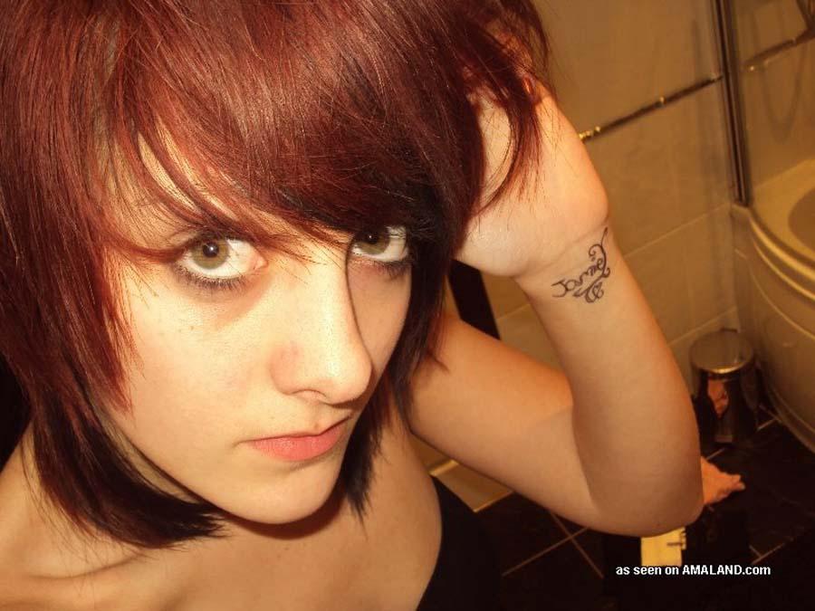 Compilation d'images de copines emo amatrices tatouées montrant leur corps nu
 #60639359
