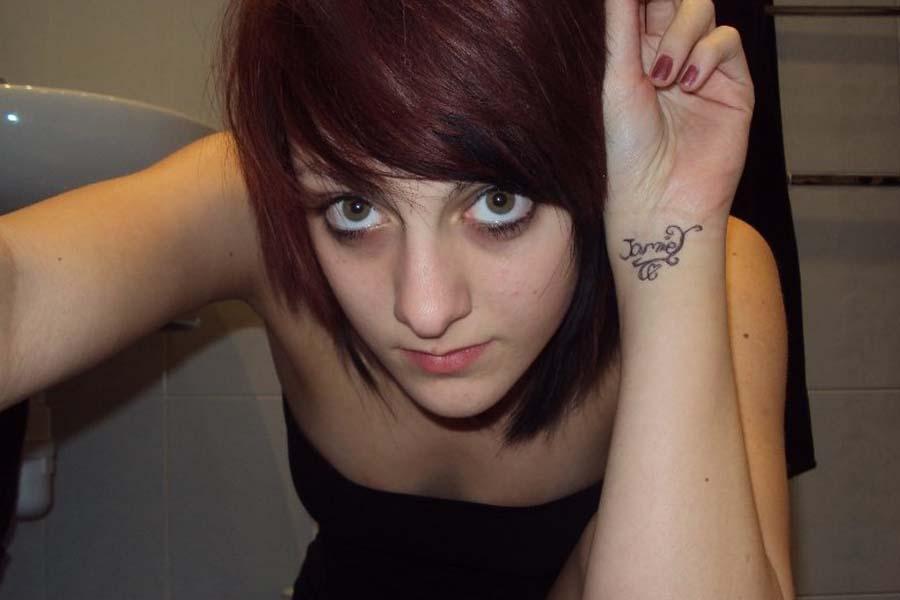 Compilation d'images de copines emo amatrices tatouées montrant leur corps nu
 #60639388