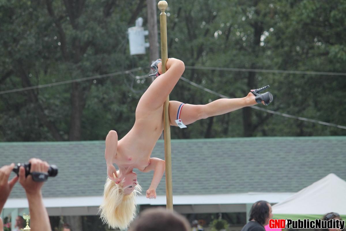 Sexy strippers muestran y se burlan de la multitud en una fiesta de desnudez pública al aire libre
 #60506384