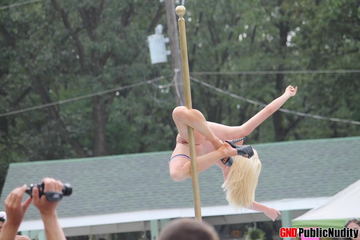 Sexy strippers muestran y se burlan de la multitud en una fiesta de desnudez pública al aire libre
 #60506396