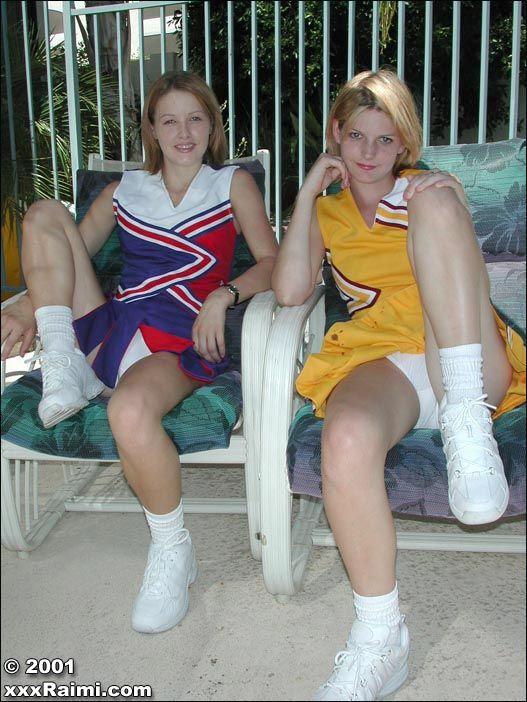 Bilder von zwei Teenager-Cheerleadern, die im Pool ungezogen sind
 #60068364