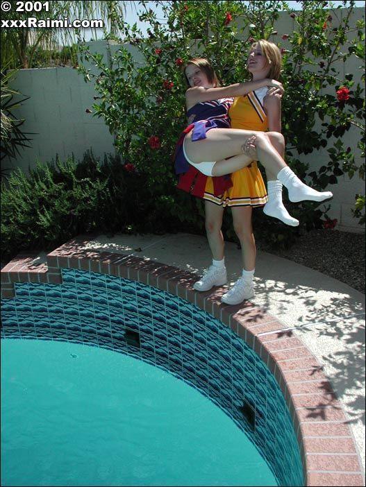 Photos de deux pom-pom girls jeunes en train d'être coquines dans la piscine
 #60068453