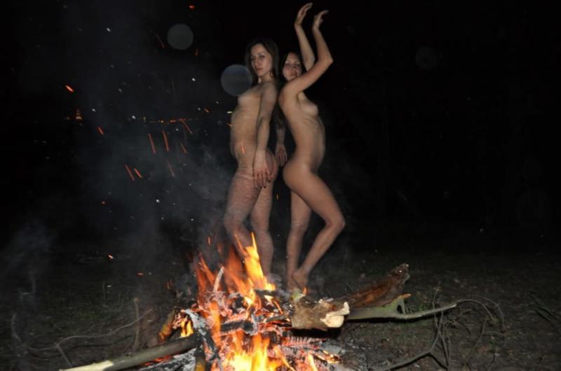 裸で火のそばでダンスをするワイルドなヌーディストのレズビアンたち
 #60643922