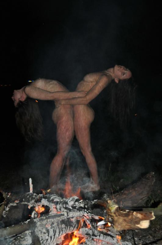 Des lesbiennes sauvages nudistes dansant nues au coin du feu.
 #60643972