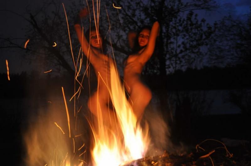 裸で火のそばでダンスをするワイルドなヌーディストのレズビアンたち
 #60644001
