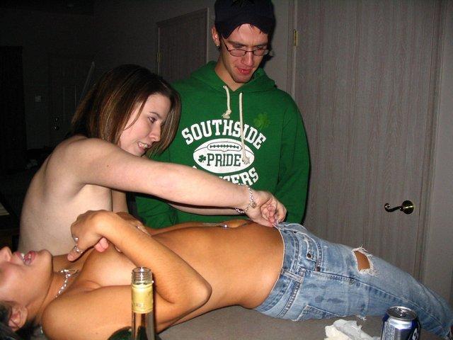 Studentesse sexy del college si scatenano durante le vacanze di primavera
 #60349273