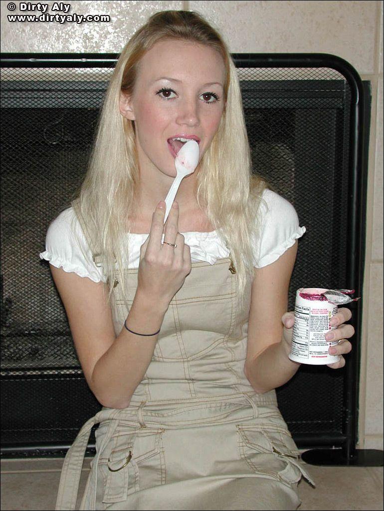 ティーンスターの汚いアリーの写真は、ヨーグルトを食べる
 #54070638