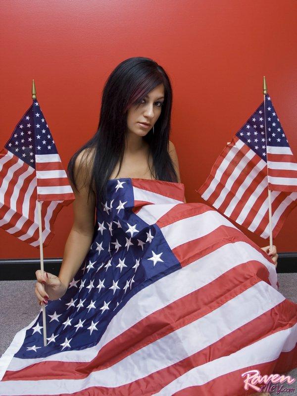 アメリカの国旗に包まれたレイブンライリーの写真
 #59856375
