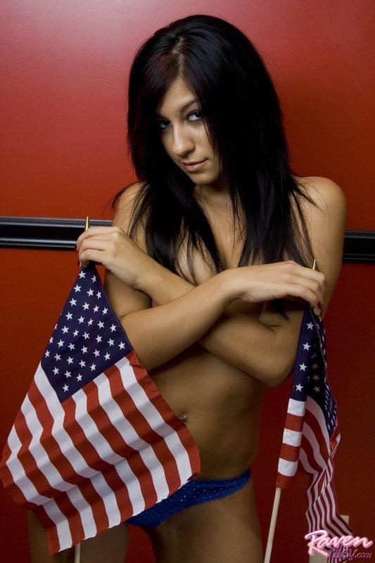 アメリカの国旗に包まれたレイブンライリーの写真
 #59856394