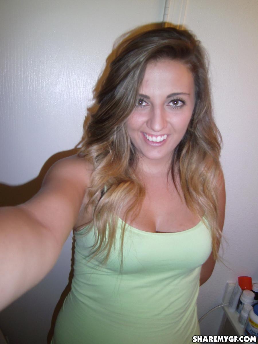 Amateur-Coed macht Selfies von ihren Titten und ihrem Arsch
 #60794117