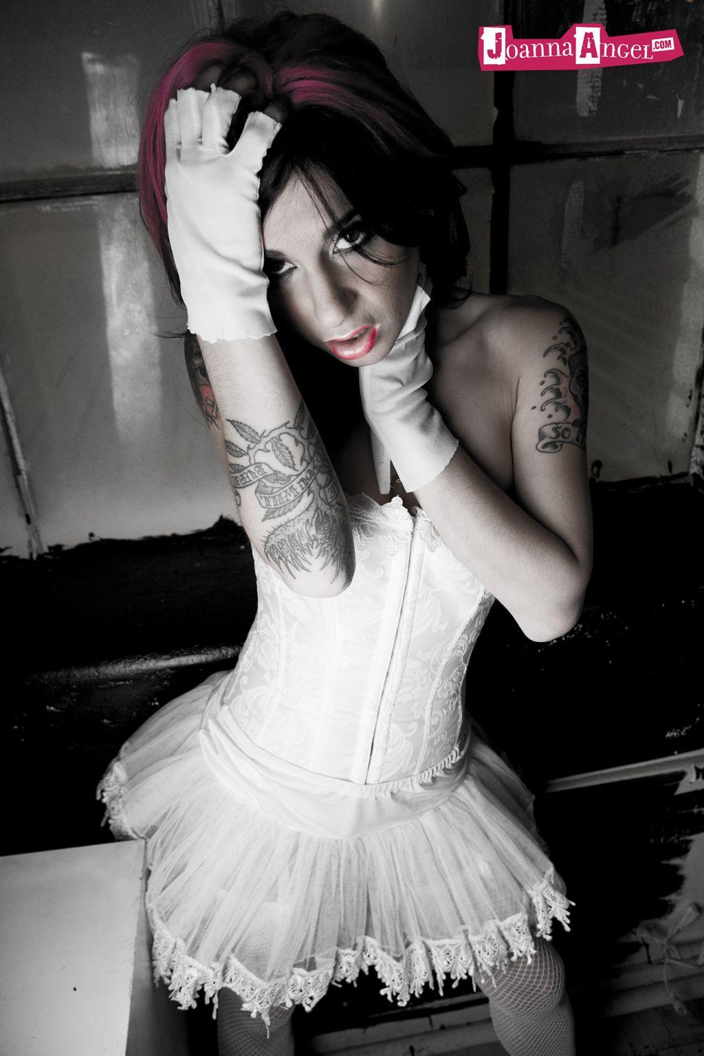 Fotos de joanna angel dando un poco de glamour gótico en blanco y negro
 #55529977
