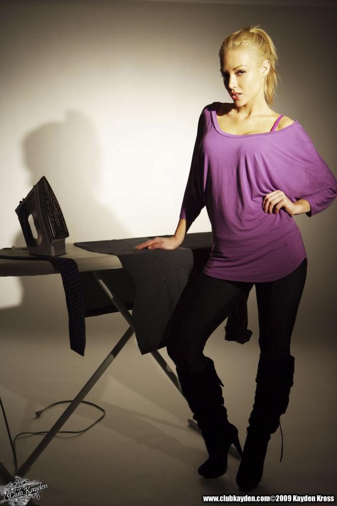 Bilder von Kayden Kross, wie sie ihre Kleidung auszieht, um sie zu bügeln
 #58167913