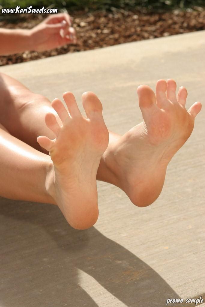 Kari Sweets muestra sus pies sexys al aire libre
 #58021617