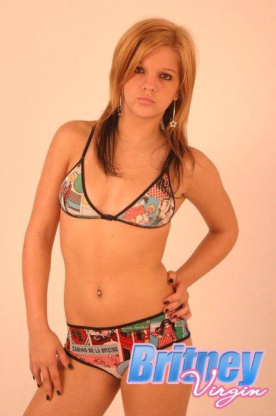 Bilder von teen britney jungfrau necken in einem bikini
 #53532461