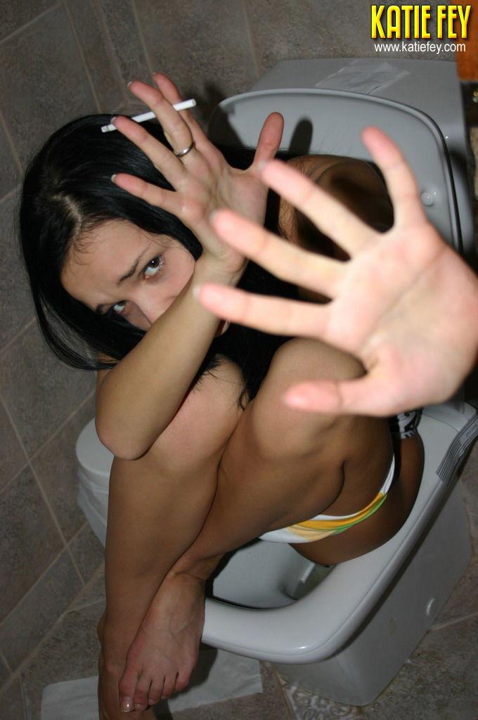 Bilder von Katie Fey auf der Toilette
 #58144366