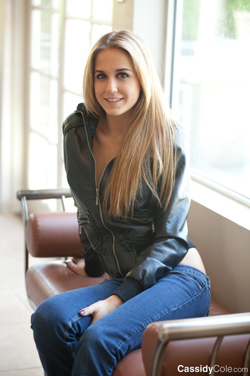 Blonde babe cassidy cole Streifen aus ihrer Lederjacke und blaue jeans
 #53700370