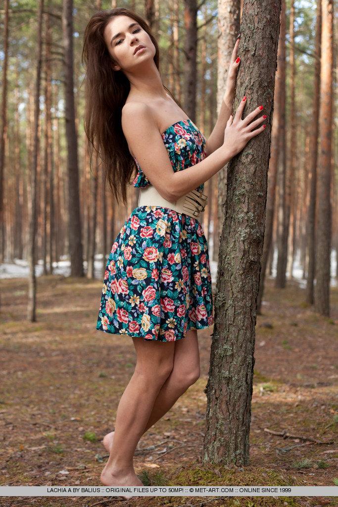 Photos de la belle jeune lachia a se mettant nue dans les bois
 #58807172