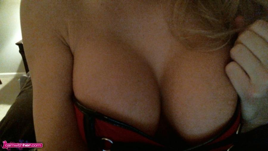 La cam girl blonde Natasha Adams s'exhibe dans un corset rouge sexy.
 #59695603