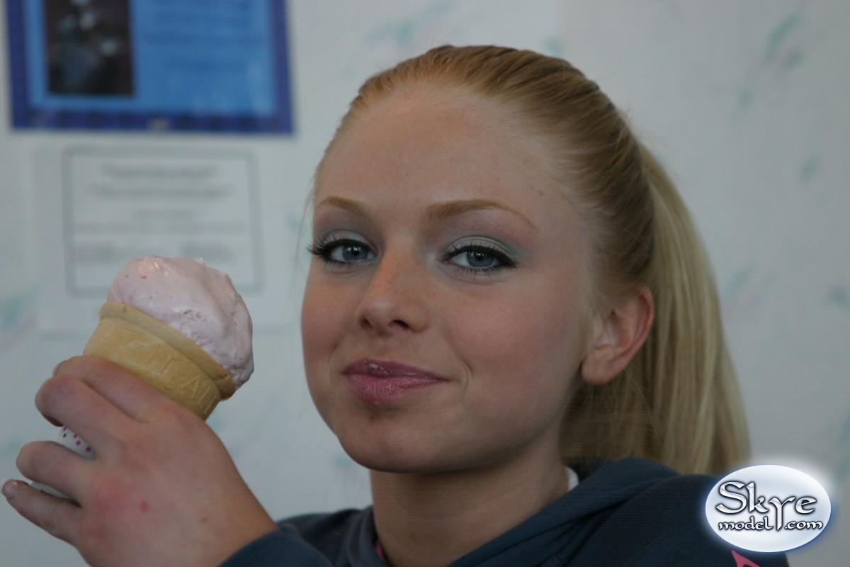 Guarda come Skye prende in giro con le sue abilità orali sul suo cono gelato
 #59830570