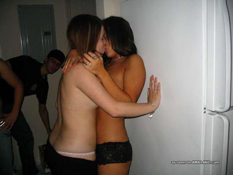 Bilder von heißen lesbischen Freundinnen, die vor der Kamera geil werden
 #60655218