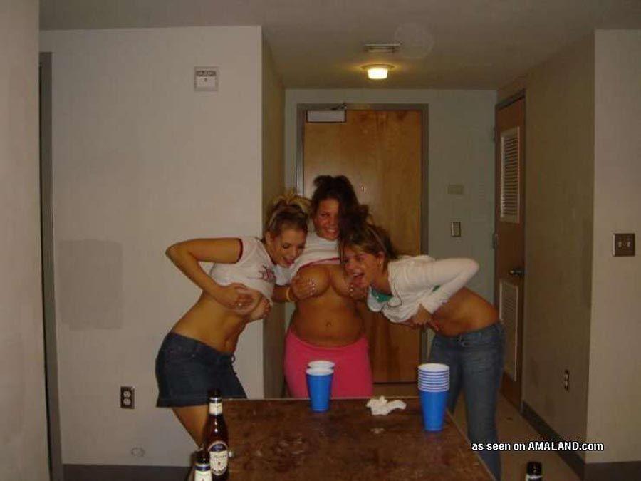 Bilder von heißen lesbischen Freundinnen, die vor der Kamera geil werden
 #60655298