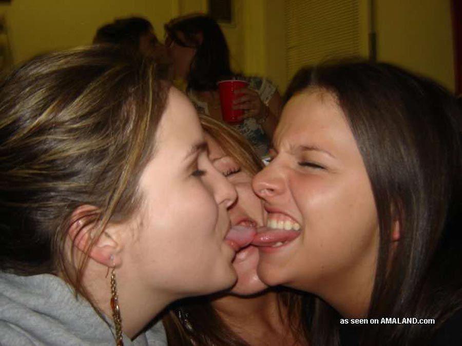 Bilder von heißen lesbischen Freundinnen, die vor der Kamera geil werden
 #60655314