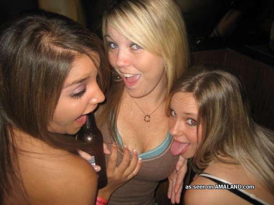 Photos d'amies lesbiennes sexy prises en flagrant délit de salope à la caméra #60655363