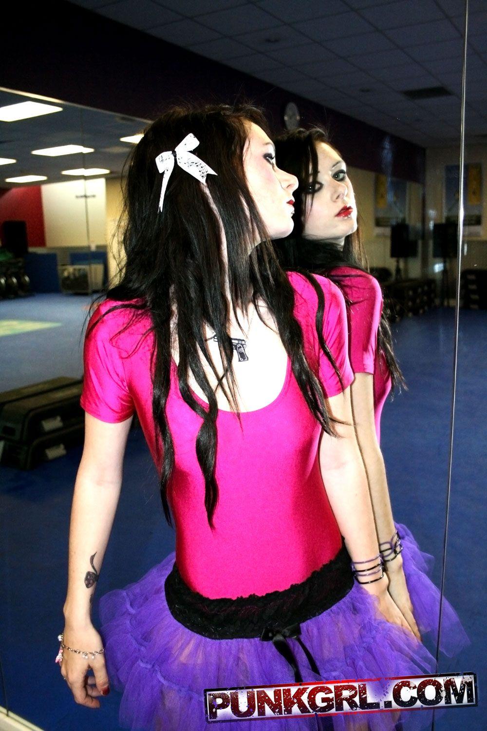 Bilder von Punk-Mädchen Kätzchen rosa suchen heiß im Tanzstudio
 #58759898