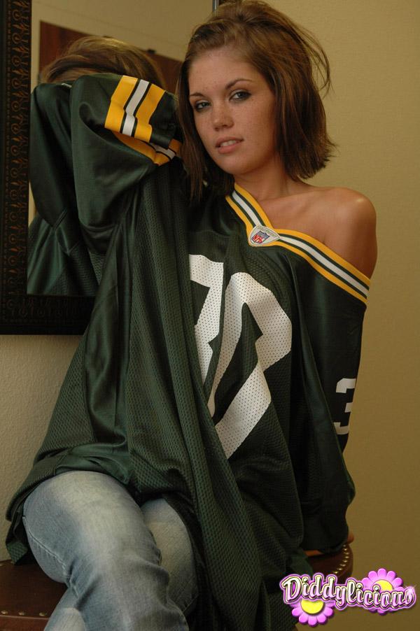 Pictures of Diddylicious sending her football team some love #54061649