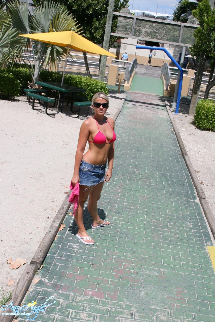 Ann Angel, jeune blonde, se montre coquine au seaquarium.
 #53215800