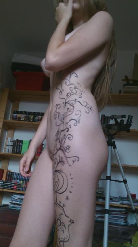 Heiße tätowierte gf neckt auf cam durch posieren in der nacktheit
 #60914386