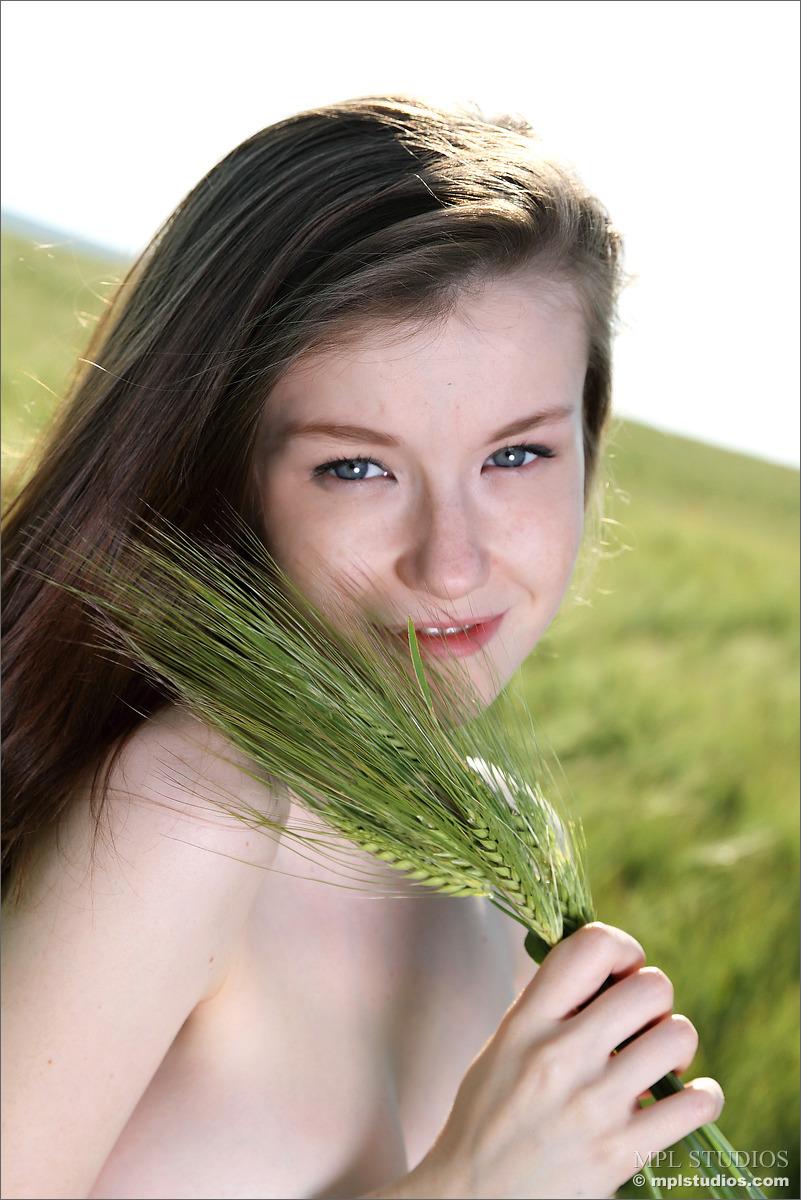 Mpl studios präsentiert emily in "green fields of home"
 #54223773