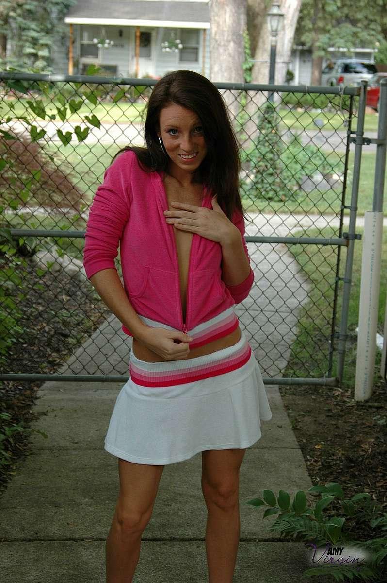 Photos d'Amy Vierge jeune vous montrant sa culotte en jupe haute
 #53117324
