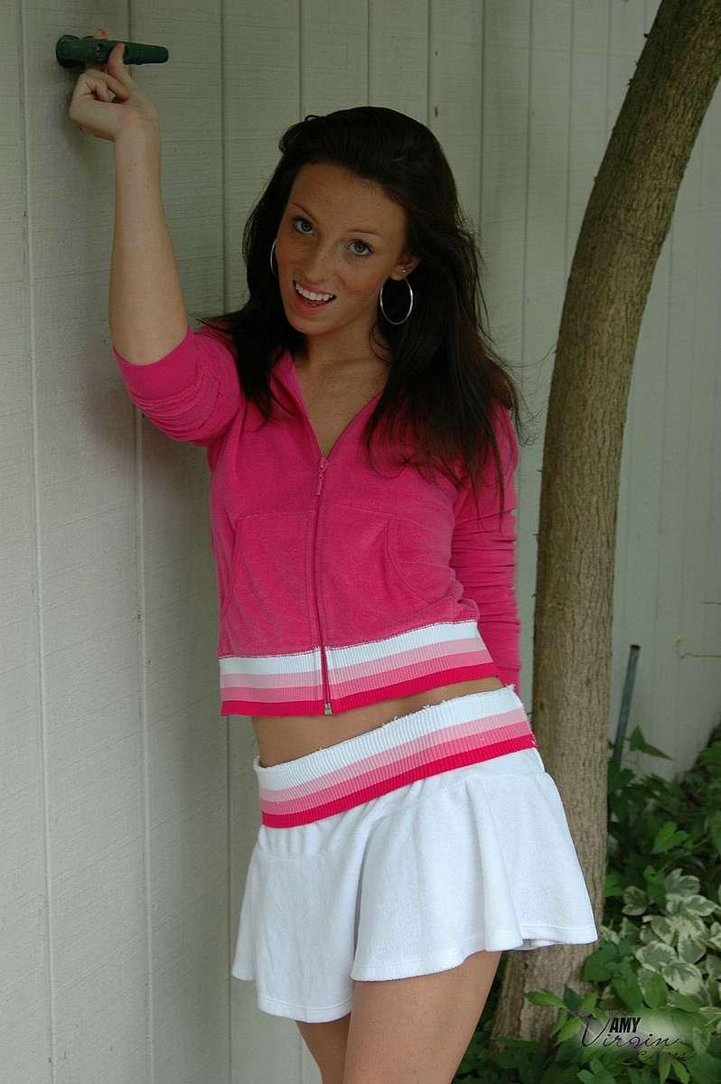 Photos d'Amy Vierge jeune vous montrant sa culotte en jupe haute
 #53117602