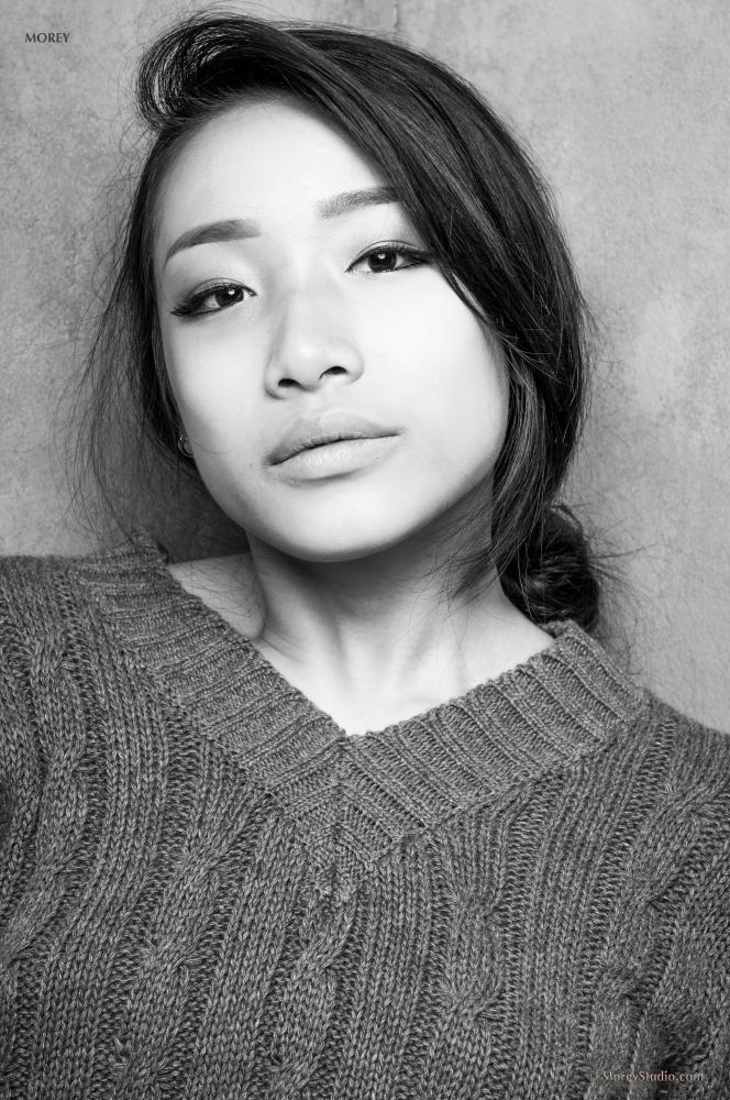 Brünette Modell meiko posiert in schwarz und weiß
 #60625953