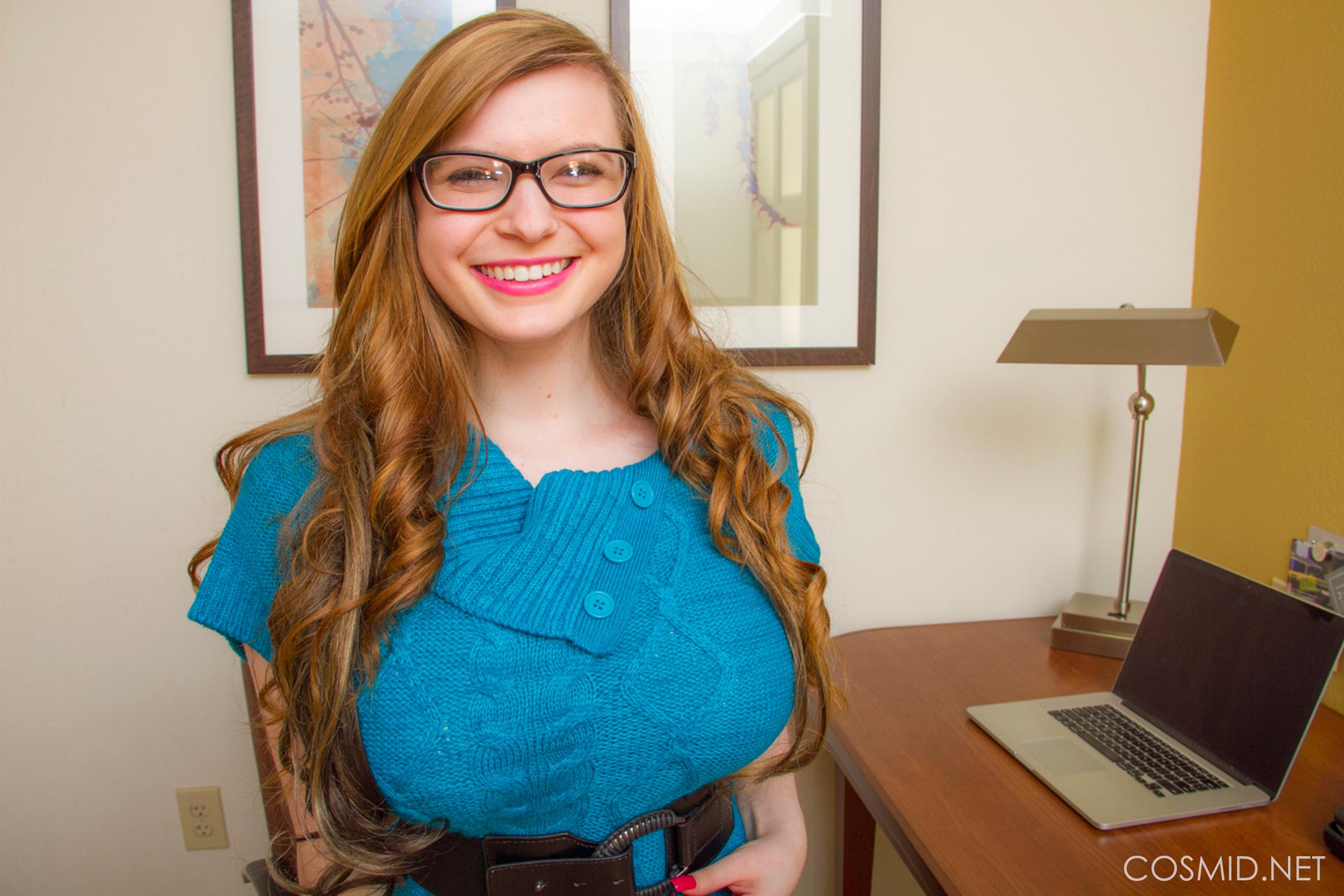 Amanda love, étudiante aux gros seins, expose ses énormes seins au bureau.
 #53074032