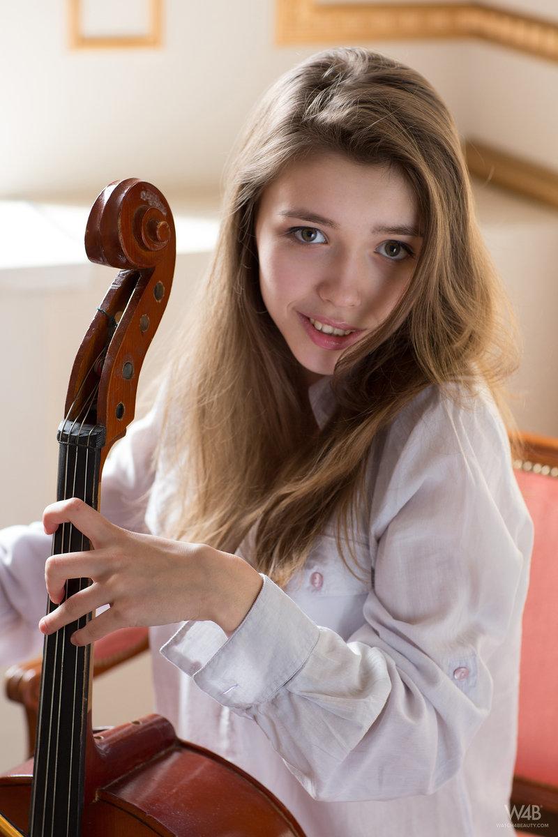 Schönes Mädchen milla spielt Ihnen süße Musik mit ihrem Cello und ihre Muschi
 #59544313